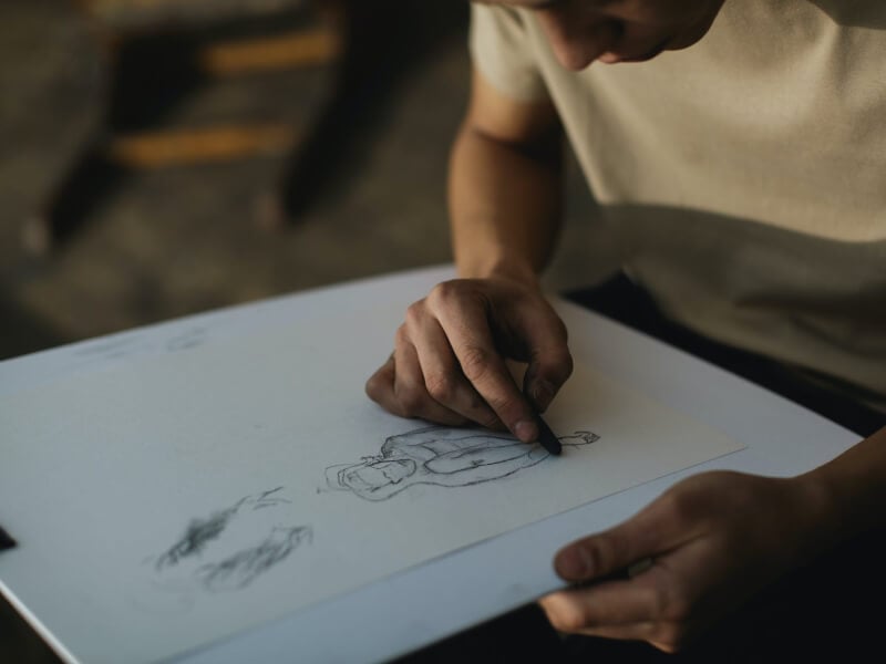A man sketching at a drawing clas